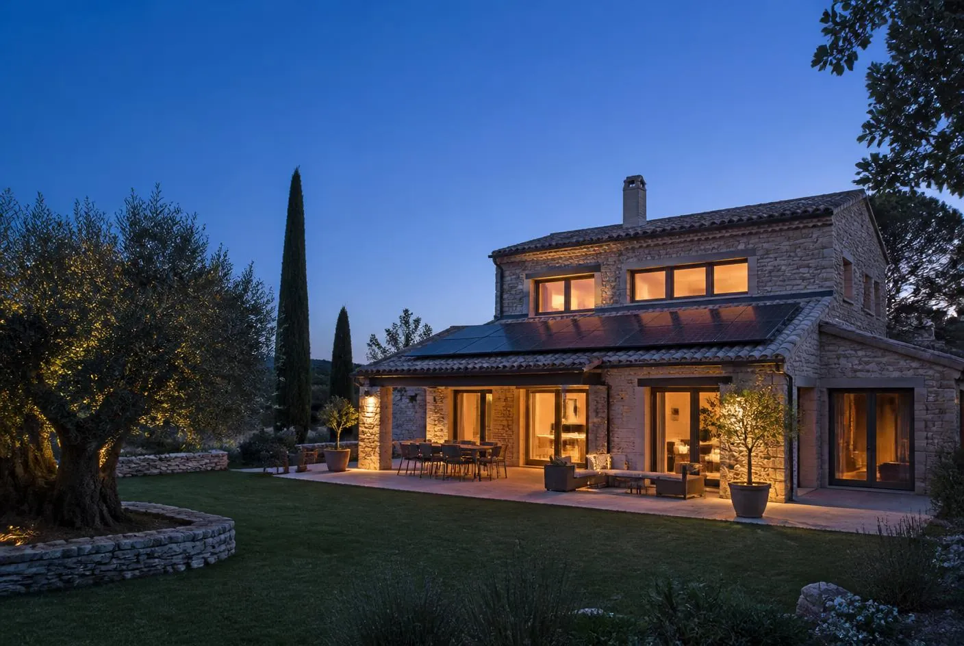 Maison individuelle solaire au coucher du soleil